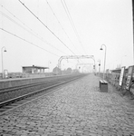 153148 Gezicht op de perrons met wachthuisje van het N.S.-station Koog Bloemwijk te Koog aan de Zaan.